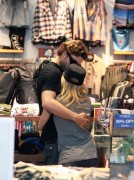 imagebam アヴリル・ラヴィーン サーフショップでカレとイチャイチャ | ALL ABOUT HER ~ 海外セレブ最新画像＆ファッション ~
